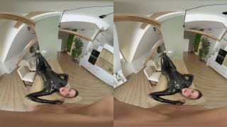 Chica dura lista para un paseo - Smartphone VR