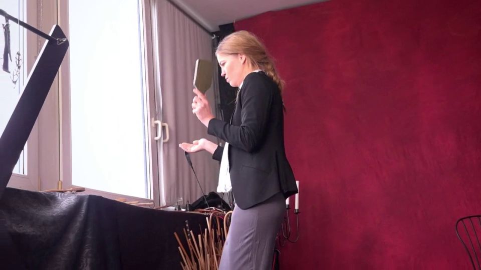 FEMDOMFOTO - Miss Walentina - Herramientas de Spanking (alemán).