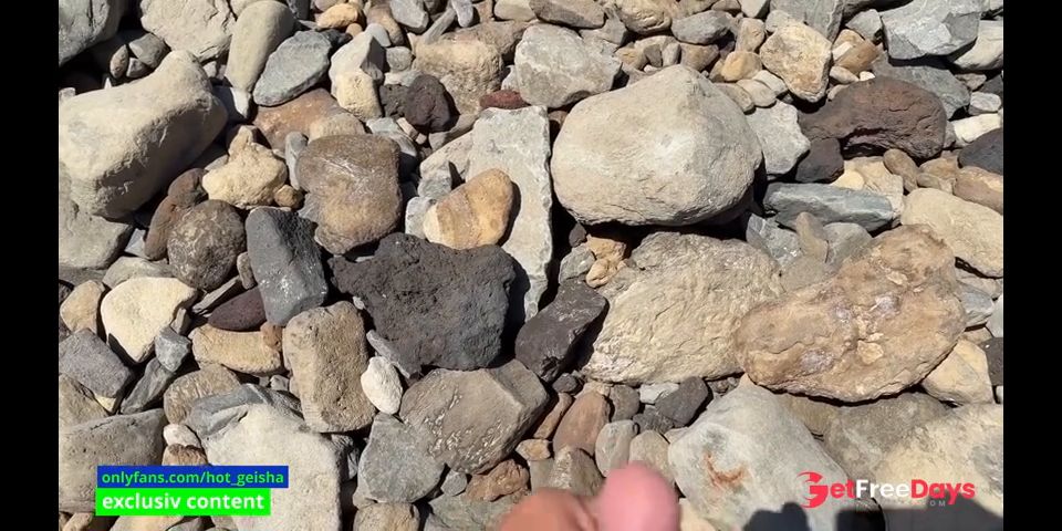 sexo y mamada en público en la playa de una rubia y una morena