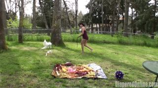 DiaperedonlineCici Cici jugando en Yard