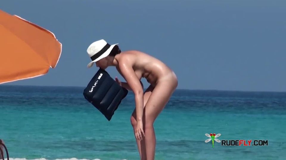 Strand Voyeur  - Stripped To The Waist Chicks Puts Sun Spunk On  Face