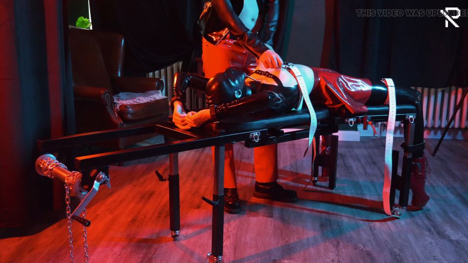 [GetFreeDays.com] Heavybber enmascarada chica de látex alemana estirada y cosquillas hardco látex aliento juego porno