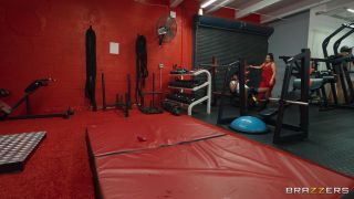 Un no tan Sneaky público gimnasio Bang Sexo clip de vídeo porno...