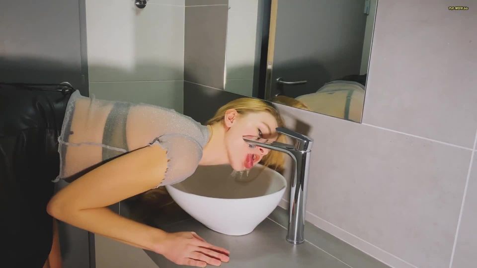 xxx clip 15 Ivi-Rein - Ins Waschbecken gepinkelt en amateur porno casting amateur