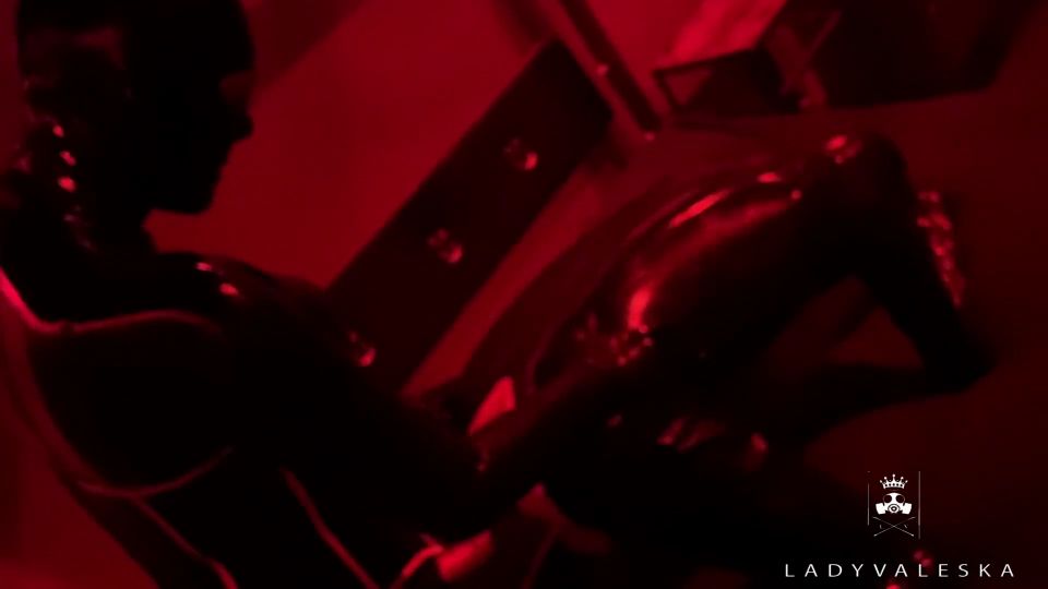 Lady Valeska - Gimp chupado y usado.