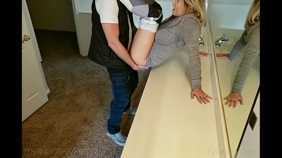 Se coló en la casa de amigos para joder 1080p