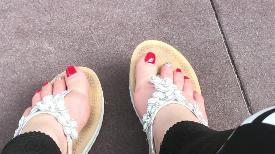 online xxx clip 47 pies ébano fetiche La Rush Goldy – Sandalias desenfrenadas al aire libre con uñas rojas y dedos de los pies Menea – Mistress Misha Goldy – Rush rusa, instrucciones de pajar en fetiche porno