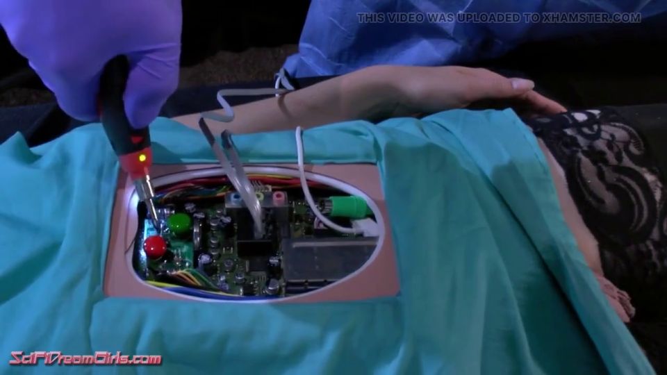 A Ali Darling, Ashley Fires - SciFi Dreamgirls Episodio 11: Pequeño rosiebot rojo