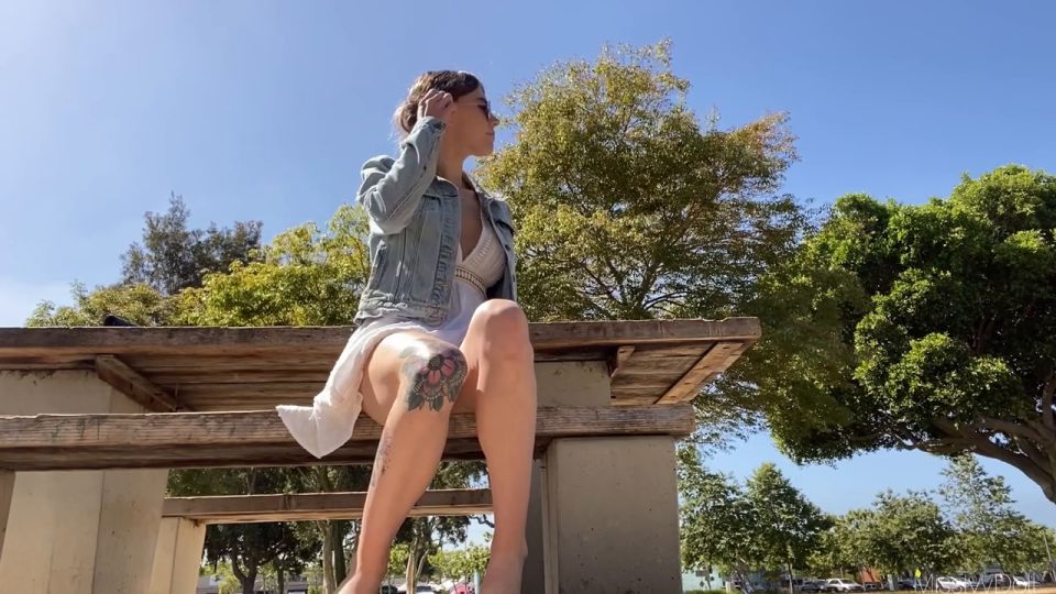 Porno Femdom MissIvyDoll – Sundress pública parpadeando