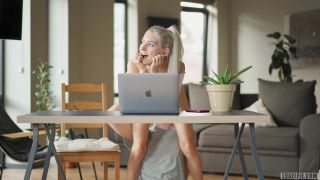 EVA ELFIE – ¡Fui creado durante una clase de zoom adolescente!