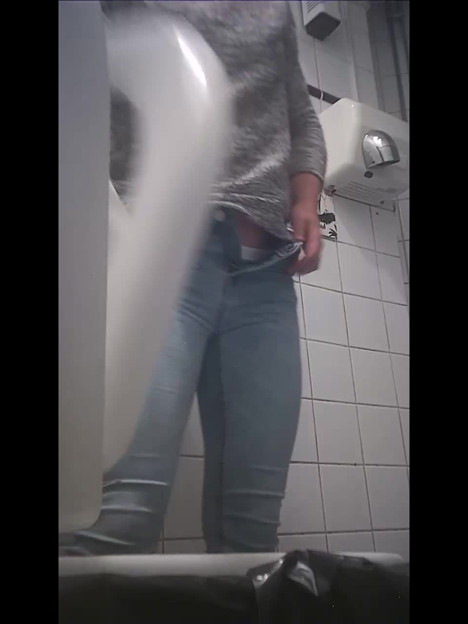 Porno en línea Voyeur en el baño público – Baño de estudiantes 98