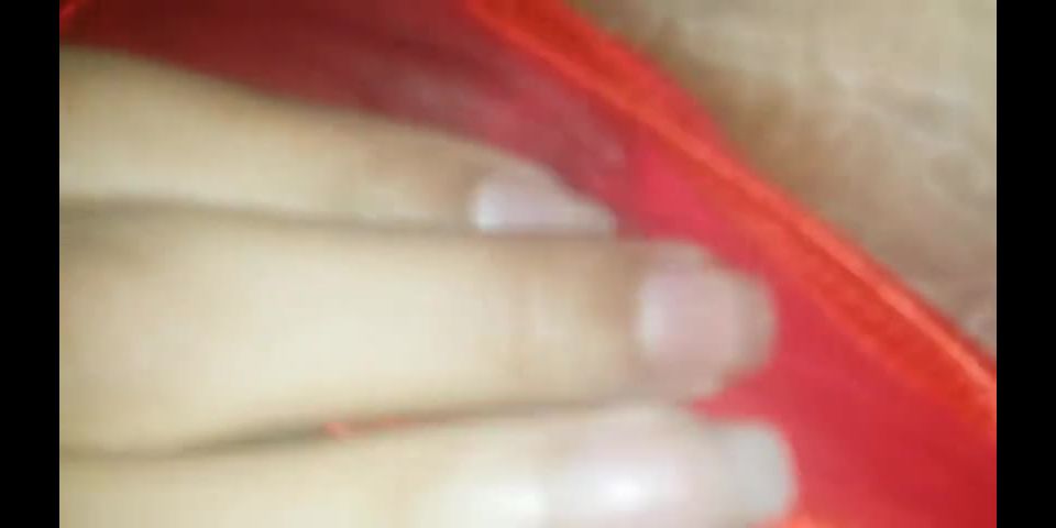 Chica caliente jugando con su coño muy mojado a través de panty en la leva