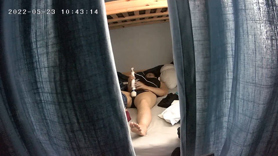 Chica caliente masturbándose con hitachi hasta el orgasmo en la cama - Amateur