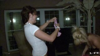 ¡Antics desnudas de morena caliente alrededor de Tampa incluyendo Pussy Licking Blonde Cameo Femdom!