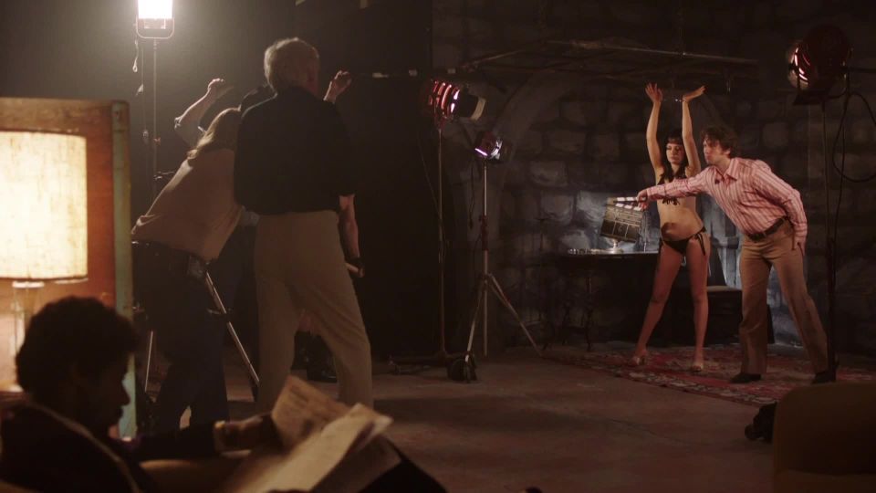 Maggie Gyllenhaal, Emily Meade, etc - El Deuce s02e01 (2018) HD 1080p!!!