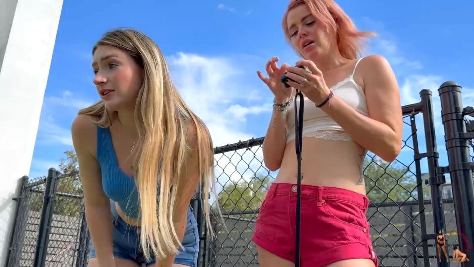 Londres y Kody Evans humillan al chico el perro del parque Femdom Puppy Play (Porno femenino)