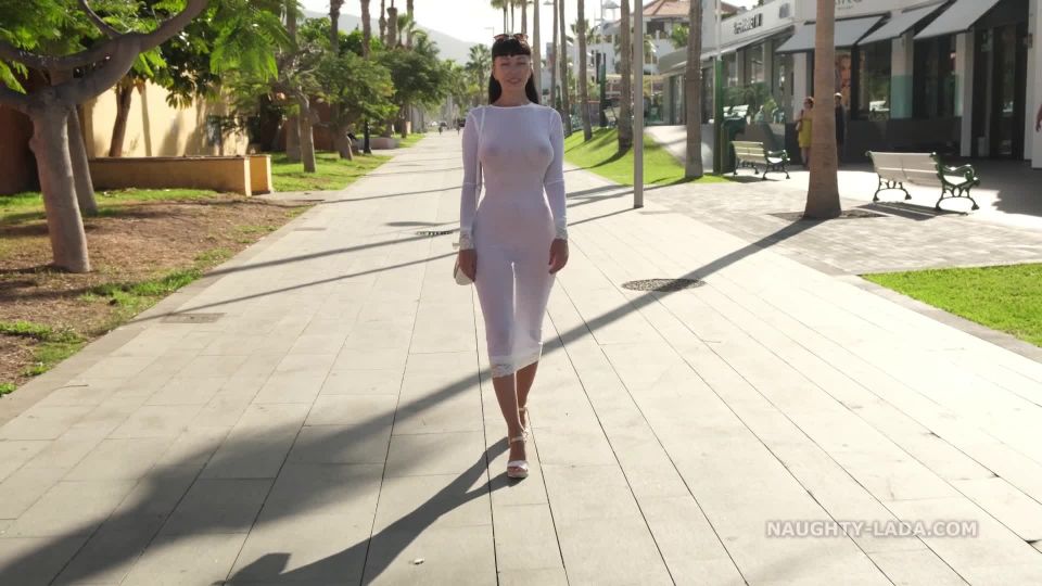 2019 12 10 The dress that hides nothing