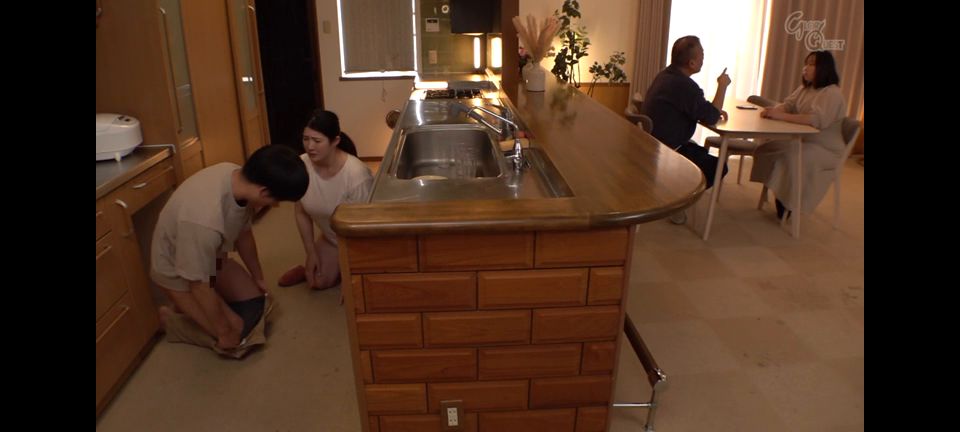 Tateoka Anna Yerno se dirige a los pechos obscenos de su suegra (juego de rol)