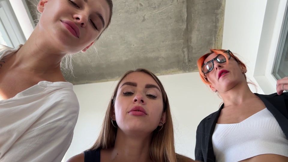 [K2S.CLUB] Pequeña princesa FemDom - Dorills, Jucy y Agma - Jóvenes y crueles maestras escupieron sobre ti - POV Escupiendo Humillación - FullHD 1080P