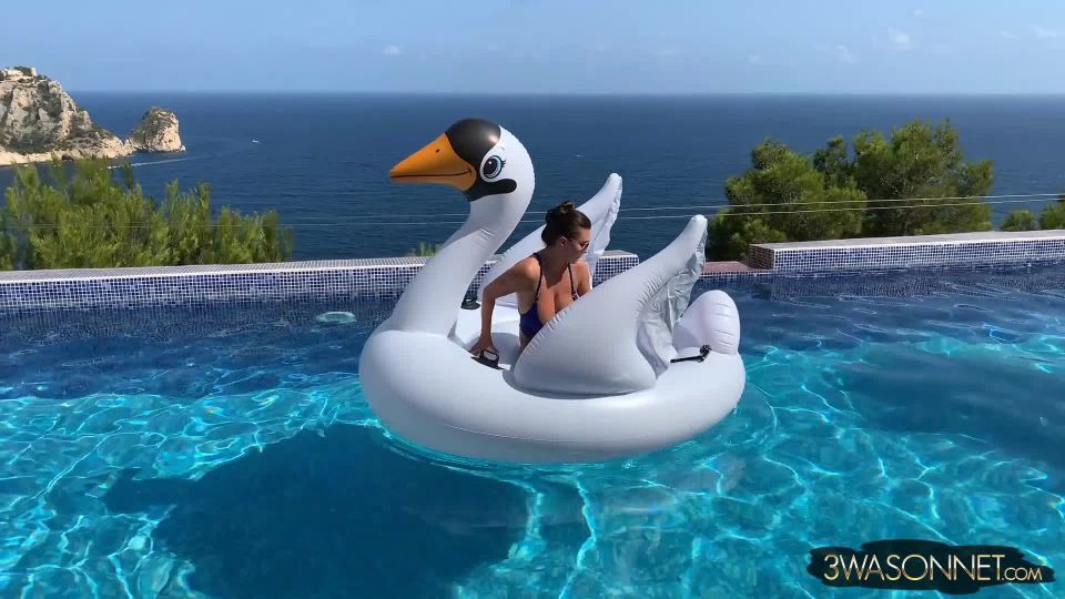 Ewa Sonnet Enormous Floats Pool Story 2021 10 22 1080P BigTits!
