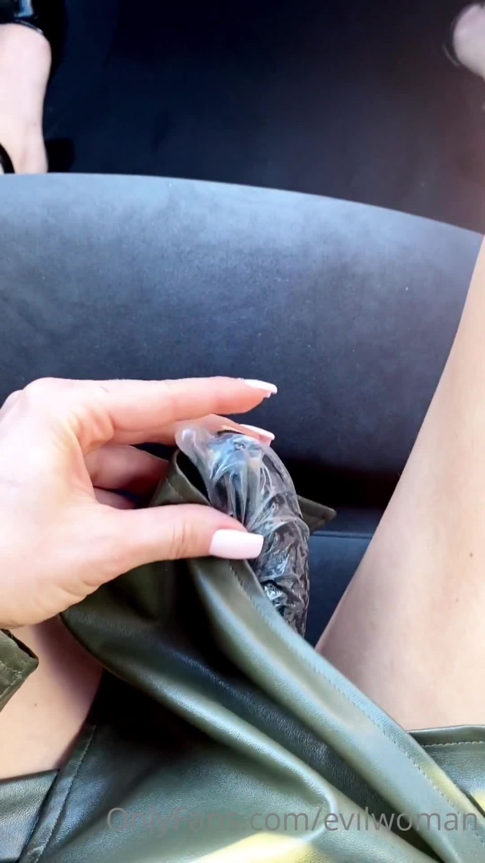 Mujer Evil - Viernes sorpresa - clip strapon público Video...