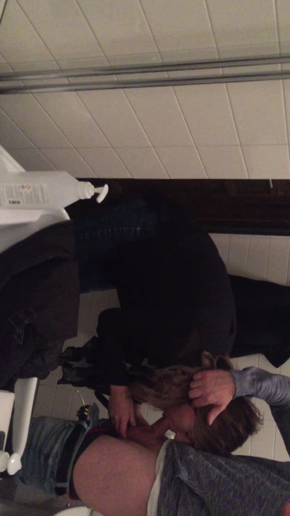 video 25 amateurs fotos chicas porno hardcore  Bent sobre chupa mi polla en el baño  amateur