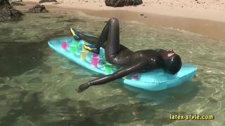 LatexVeronica LATEX 48 20110428 muñeca de látex en la playa (mp4)
