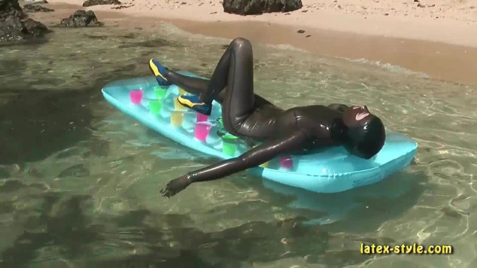 LatexVeronica LATEX 48 20110428 muñeca de látex en la playa (mp4)