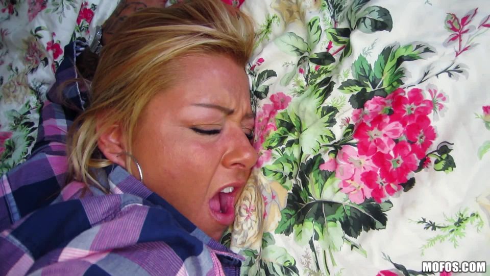 Britney Shannon Jizz en Mis Tats (porno duro)