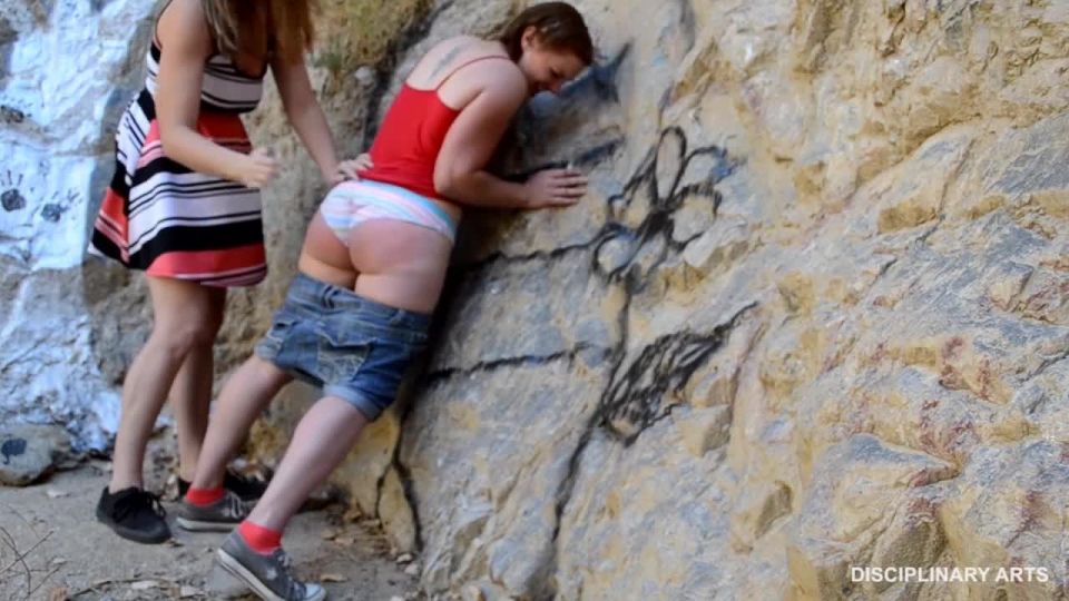 Johanna siente la feat de calor. Tashia Rosebottom y Johanna...