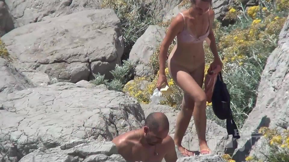 Hidden-Zone.com- Nu2232 One pair leaves the rocks, the girl puts on her bra, but does not put on her panties and wal