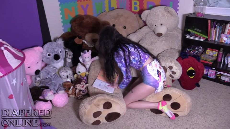 Diaperedonline2Samara Samara leyendo a los rellenos