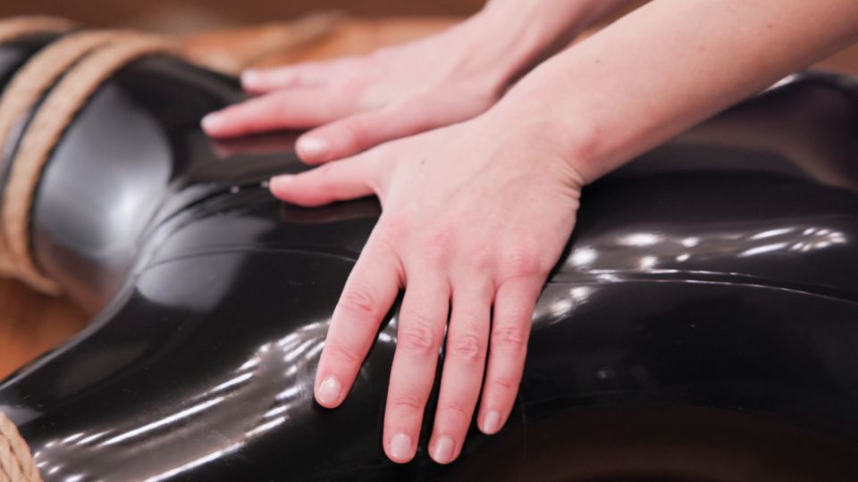 Chuck, KissMeDeadlyDoll - Ajuste de lugar (Porno femenino)