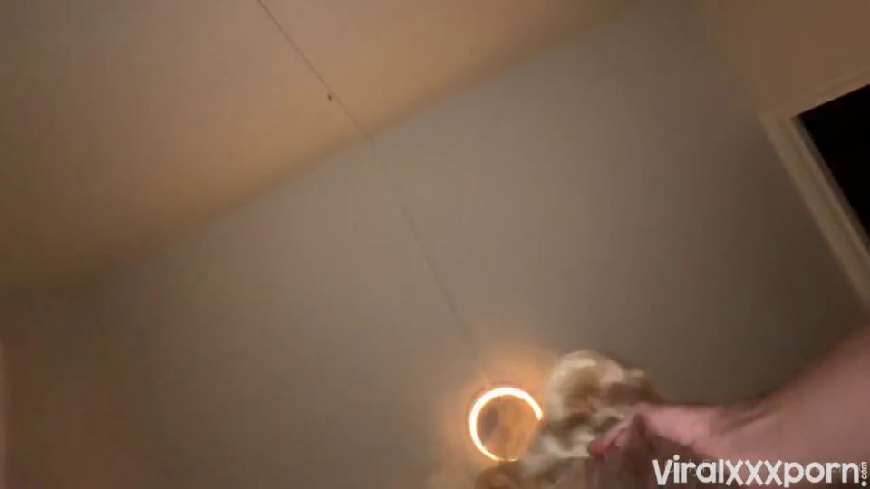 Ivy Wren libras y tetas con una mamada que se está moviendo