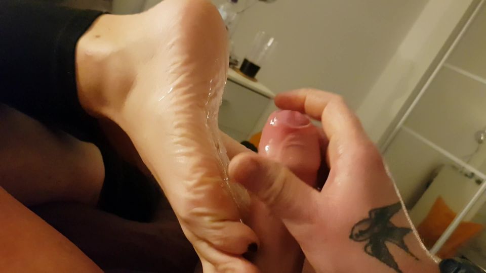 Lou In Heels () Louinheels - final few minutes of the session covering my soles xxx 24-03-2018