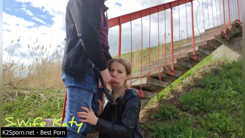 S-Wife Katy - Esposa arriesgada pública engañada en una carretera (porno cornudo)