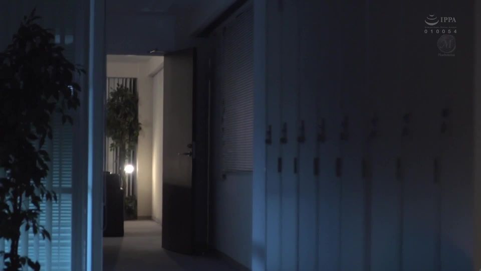 Narisa Yumi ROE-013 72 Hours Until The Deadline, Alone With A Sweaty Office Lady ... In The Company Full Of Enthusiasm And Excitement, I Was Absorbed In SEX With My Seniors For Three Days And Three Nig...