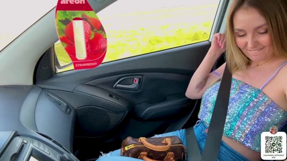 La madrastra tuvo sexo en el coche con su compañera de clase de hijastro [1080p] - Adolescente