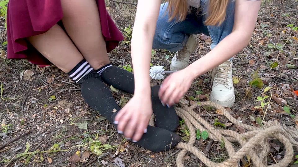 adulto xxx video 27 EsclavoShow - Jugar con un cepillo entre pies mojados 1 - sin categorizar - pies porno abella peligro pie fetiche