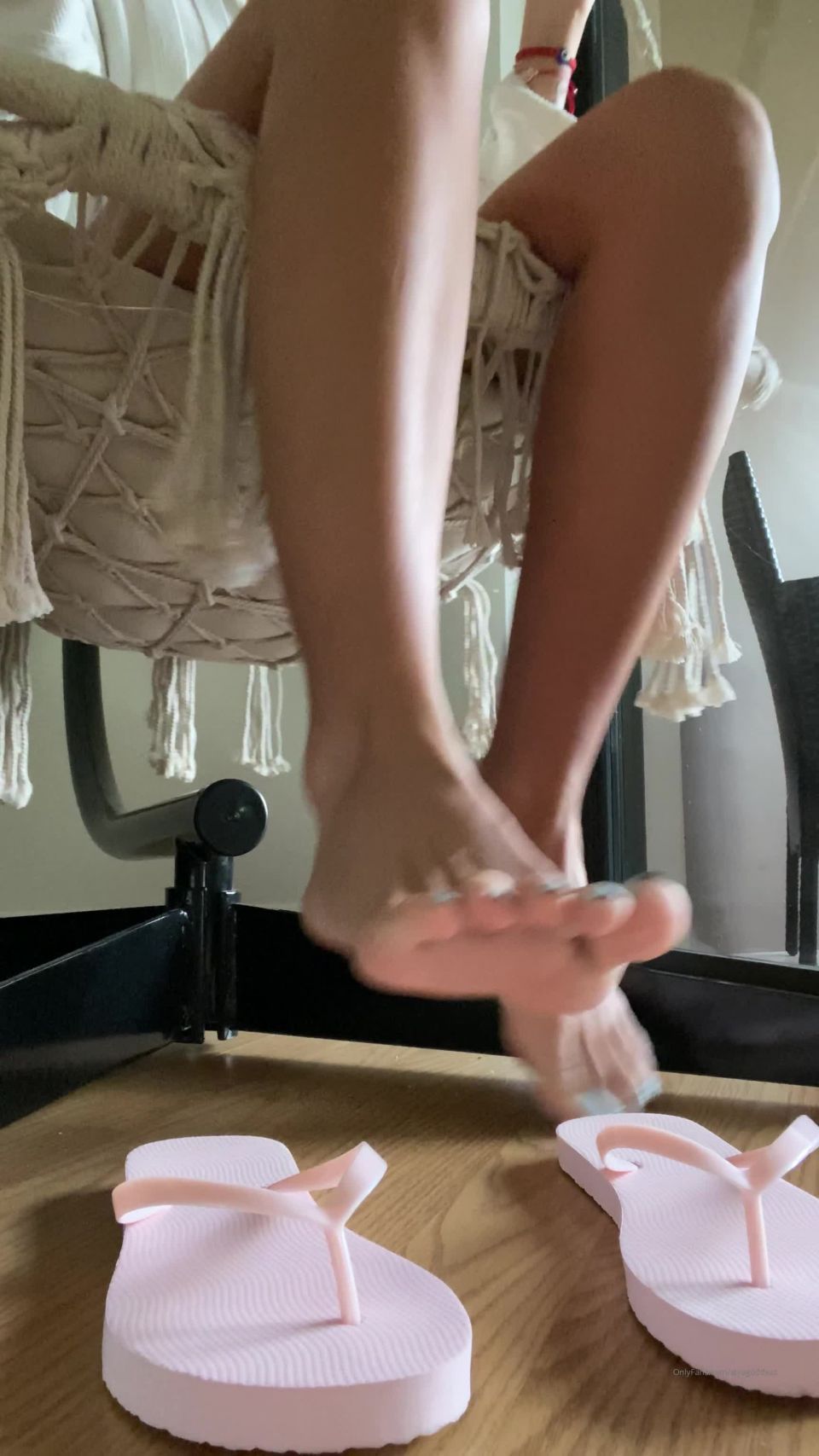 Onlyfans - Alyafeets - alyagoddess - alyagoddessMis nuevas chanclas - 17-04-2020