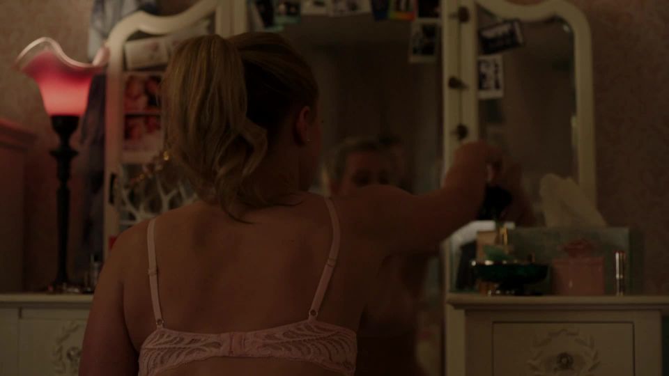 Lili Reinhart – Riverdale s01e01 (2017) HD 1080p - (Porno Celebridad)