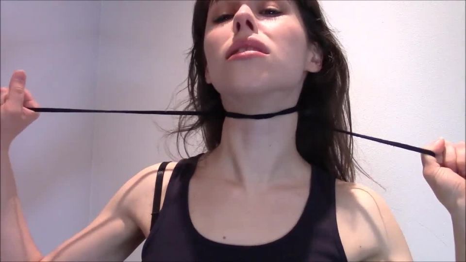 Se ahoga en fetiche porno lápiz labial fetiche porno