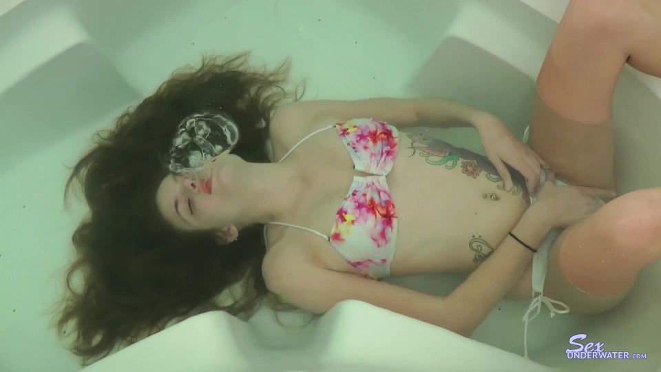 SexUnderwater e0886 Ashton Monroe   Underwater Bathtub Girls (mp4)