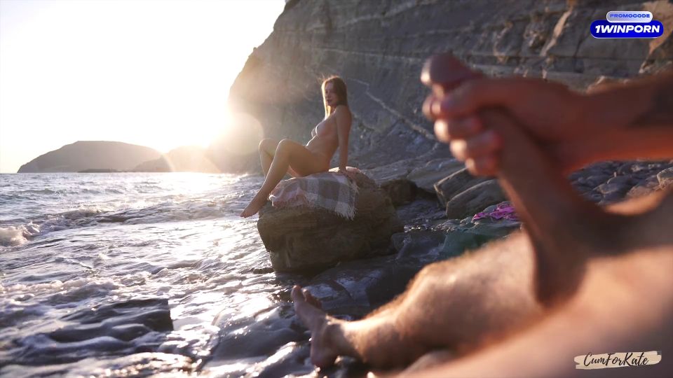 DICK FLASH en un extraño nudista de la playa me atrapó tomándome el pelo y ayudando