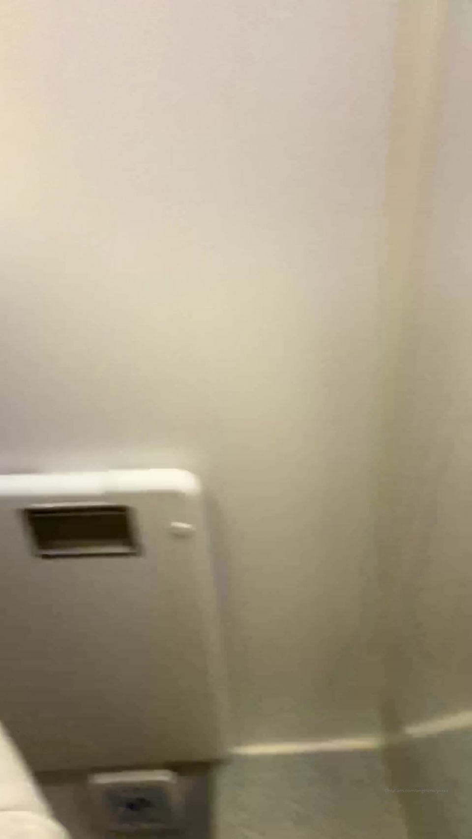 Onlyfans - Angel Emily - angelemilyxxxx - angelemilyxxxxPetit pasaje sexy au toilette de lavion Parte I vino en el WC del avión y - 17-12-2019
