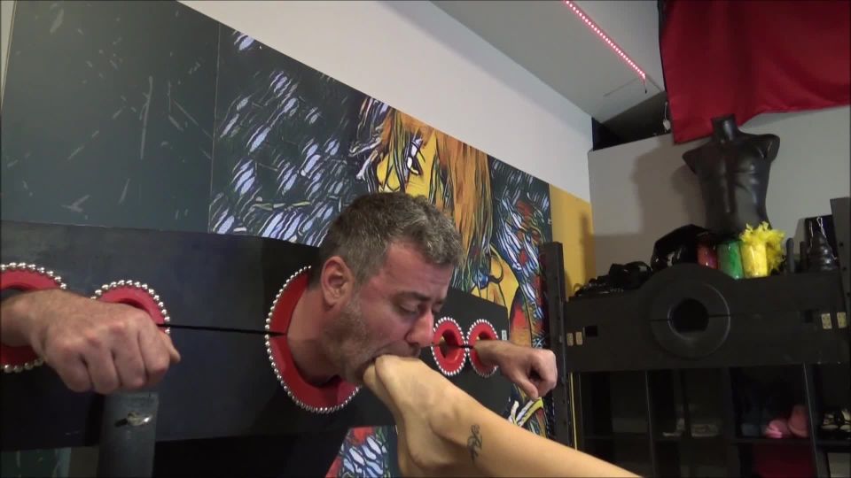 Diosa Divina Gabriella - Un día en el club Le Prisonnier EXTREME pie gagging y boca follando con el pie en la PILLORY - (FullHD 2024) Nuevo Porno