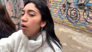fetiche Sexo Freak Doble Mamada y paseo en la calle desde un edificio abandonado [FullHD 1080p] 2025 fetiche