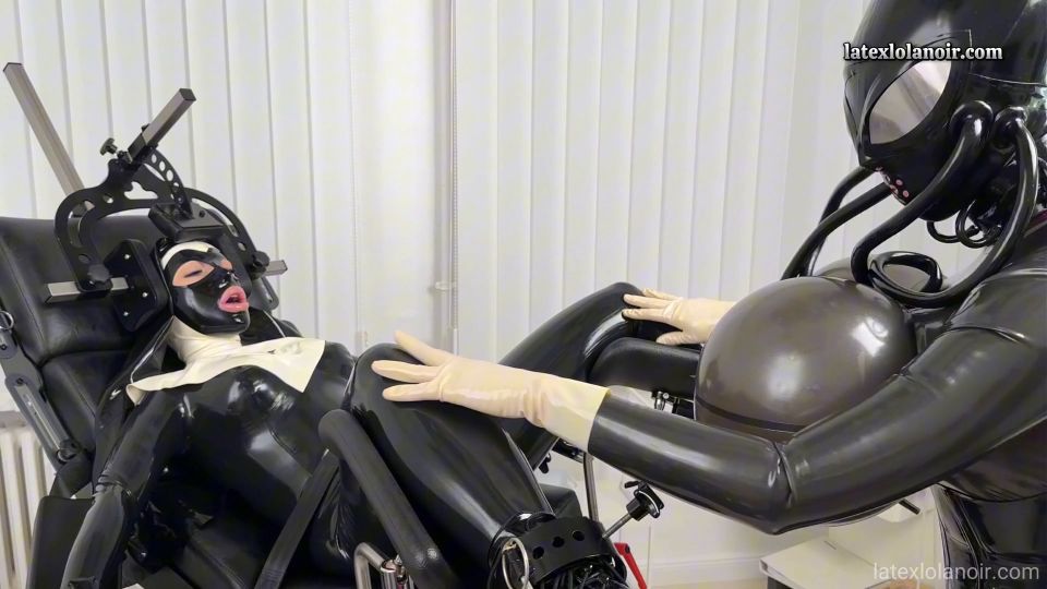 LatexLolaNoir - Nun de látex atrapado en la Clínica Espacial.