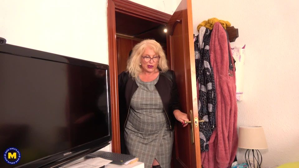 Senora Fina  Curvy big breasted mature Senora Fina loves her toy boy meat