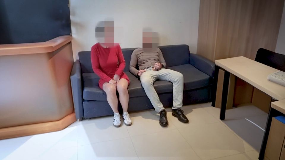 Caliente Milf mujer casada chupa y bebe esperma en la sala de espera